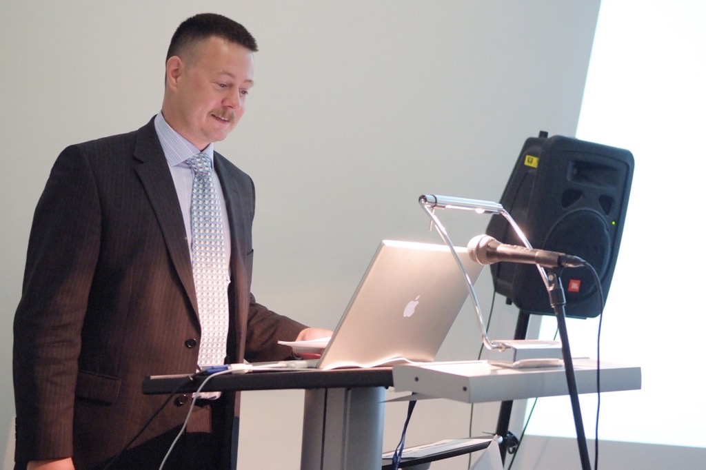  Simon Stobart welcoming guests 